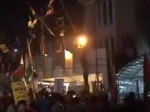 متظاهرون يقتحمون السفارة البحرينية في بغداد