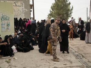 ارشيف/ عراقيون ينتظرون خارج احدى المحاكم الجنائية في بغداد