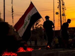 محتجون عراقيون يقطعون طريقا مؤديا لمعبر لحدودي مع إيران