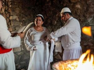 الكردية العراقية فايزة فؤاد خلال مراسم اعتناق الزرادشتية في معبد اثري في دربندخان جنوب شرق السليمانية