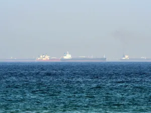 قناة ايرانية: الهجوم على الناقلة الإسرائيلية رد على قصف مطار الضبعة بسوريا