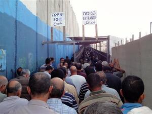 العمال الفلسطينيون يعودون لأعمالهم في إسرائيل