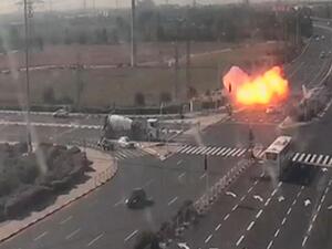 لحظة انفجار صاروخ اطلقته المقاومة من غزة في شارع عام في اسرائيل