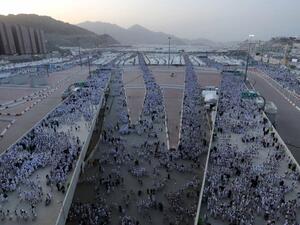 حجاج بيت الله يواصلون رمي الجمرات في أول أيام التشريق