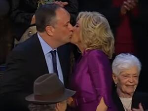 بالفيديو.. جيل بايدن تطبع قبلة حارة على شفتي زوج كاميلا هاريس