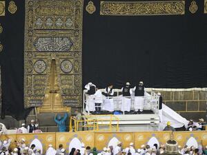 رفع أستار الكعبة هذه الأيام يكون لحمايته مع تدفق المصلين والحجاج