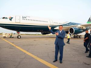 رئيس الحكومة الليبية عبد الحميد الدبيبة في استقبال الطائرة في مطار معيتيقة