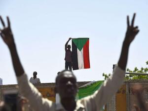 إصابة 11 محتجا، السبت، جراء اعتداء قوات نظامية على معتصمين أمام مقر قيادة الجيش بالخرطوم