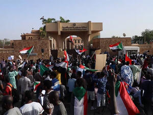 متظاهرون امام مقر قيادة الجيش في الخرطوم