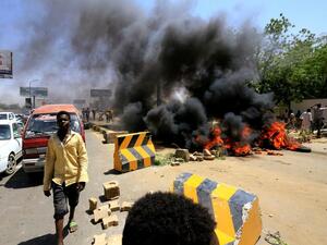 متظاهرون يضرمون النار في اطارات مشتعلة في احد شوارع الخرطوم