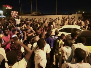 القوات السودانية أطلقت النار في الهواء يوم الأربعاء في محاولة لإبعاد المتظاهرين عن شوارع وسط الخرطوم