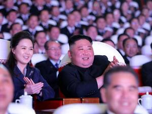 كيم يحصل على لقب جديد وزوجته تظهر للمرة الأولى منذ عام