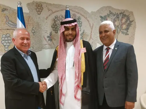 المدون السعودي مصافحا رئيس لجنة الدفاع والشؤون الخارجية في الكنيست الاسرائيلي افي ديختر