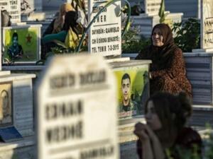 الأكراد يدفنون قتلاهم وسط نقمة على "خيانة" ترامب