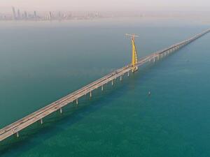 جسر الشيخ جابر الاحمد الصباح يمتد على طول 36 كلم فوق البحر