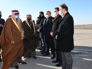 صورة نشرتها وكالة الانباء الكويتية لمراسم وداعية للشيخ نواف