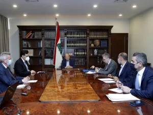 لبنان يقر تسوية لتخفيف أعباء رفع الدعم عن المحروقات