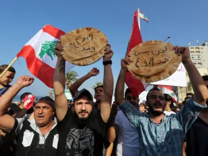 بالفيديو.. ضابط لبناني منفعلا: "لا أجد حليبا لأولادي" 
