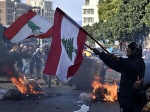 محتجون غاضبون يغلقون طرقا رئيسية في لبنان