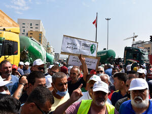 تواصل الاحتجاجات المنددة بالأزمة المعيشية في لبنان 