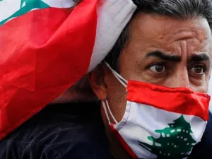 لبنان يرفع أسعار الوقود وسط أعمال عنف وقطع طرق