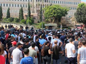 مجلس النواب اللبناني يرجئ جلسة مثيرة للجدل تحت ضغط الشارع