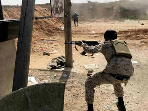 اتخذت قوات الجيش الوطني الليبي بقيادة خليفة حفتر مواقعها في الضواحي إلى الجنوب من وسط العاصمة