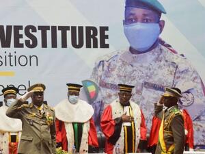 قائد انقلاب مالي يؤدي اليمين رئيسا للبلاد