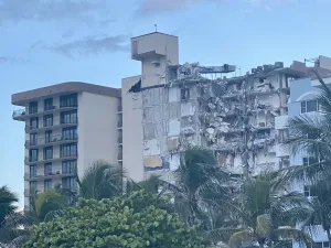 انهيار مبنى سكني في حي يهودي بولاية فلوريدا