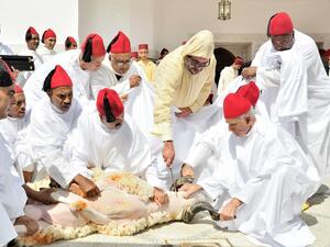 الملك محمد السادس يذبح اضحية العيد