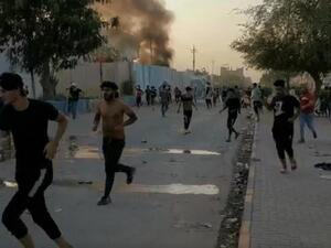 قوات الامن العراقية تطلق الغاز المدمع لتفريق محتجين في النجف