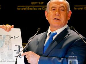 نتانياهو يعرض خريطة لوزارة الخارجية الاميركية تظهر هضبة الجولان السورية المحتلة باعتبارهها جزءا من اسرائيل التي ضمتها من جانب واحد.. فهل يتكرر المشهد مع الضفة الغربية؟