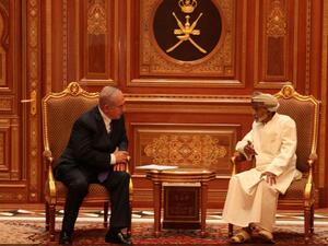 رئيس الوزراء الاسرائيلي بنيامين نتانياهو مع سلطان عمان قابوس بن سعيد خلال زيارته الى مسقط