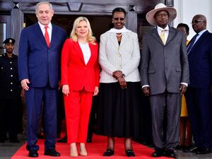 موسيفيني (اقصى اليمين) خلال زيارة نتنياهو لأوغندا الحليفة لاسرائيل منذ فترة طويلة