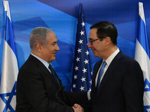 نتانياهو خلال لقاء جمعه بوزير الخزانة الأميركي ستيفن منوتشين في القدس