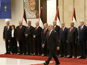 الحكومة الفلسطينية الجديدة خلال ادائها مراسم اليمين القانونية امام الرئيس محمود عباس