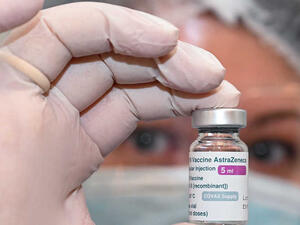 التجارب السريرية أظهرت ”أعدادًا محدودة جدًا من الإصابات بجلطات دموية“ لدى متلقي اللقاح