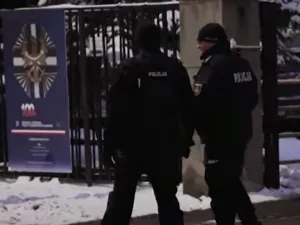 عزل مسؤول اوكراني قدم هدية متفجرة لقائد الشرطة البولندي