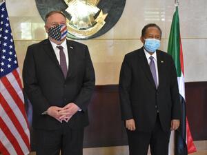 وزير الخارجية الاميركي مايك بومبيو (يسار) خلال لقائه رئيس الوزراء السوداني عبدالله حمدوك في الخرطوم الاسبوع الماضي