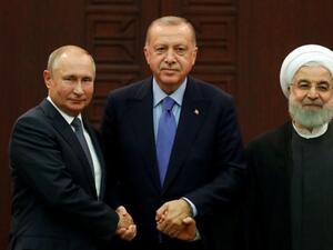 من اليسار: الرؤساء الروسي فلاديمير بوتين والتركي طيب أردوغان والإيراني حسن روحاني