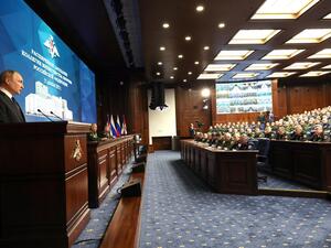 بوتين يتعهد مواصلة تطوير قدرات روسيا القتالية ويقر زيادة عديد الجيش