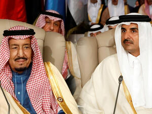 لقاء سابق بين أمير قطر الشيخ تميم بن حمد آل ثاني (يمين) والعاهل السعودي الملك سلمان بن عبد العزيز 