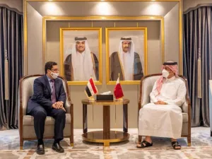 وزير الخارجية القطري محمد آل ثاني (يمين) ونظيره اليمني أحمد بن مبارك في الدوحة