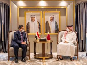 وزير الخارجية القطري محمد آل ثاني (يمين) ونظيره اليمني أحمد بن مبارك في الدوحة