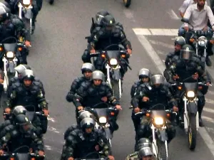 شرطة إيران تعتدي بوحشية على متظاهر والسلطات تعلن فتح تحقيق (فيديو)