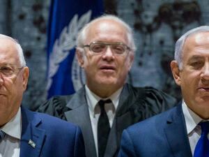 الرئيس الاسرائيلي رؤوفين ريفلين (يسار) ورئيس الوزراء بنيامين نتانياهو