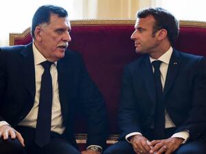 رئيس حكومة الوفاق الليبية فايز السراج (يسار) مع الرئيس الفرنسي إيمانويل ماكرون