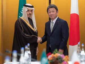 وزير الخارجية السعودي فيصل بن فرحان آل سعود يصافح وزير الخارجية الياباني توشيميتسو موتيجي في ناجويا باليابان 
