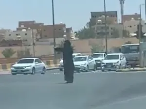 شابة سعودية تتطوع لتنظيم حركة السير بعد تعطل شارة المرور