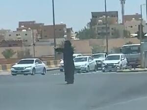 شابة سعودية تتطوع لتنظيم حركة السير بعد تعطل شارة المرور